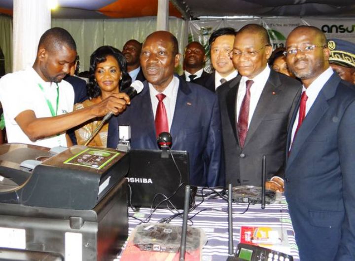 Remise de kits téléphoniques dans le Iffou - L’Ansut connecte les administrations publiques au réseau téléphonique.